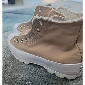 Converse Women’s Sneakers Size 9 Chuck Taylor Tan Lugged High Top Sherpa Lined
